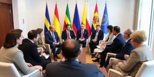 Diplomați români discutând despre politica externă.