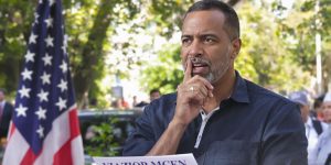 Cetățean analizând un discurs politic în natură.