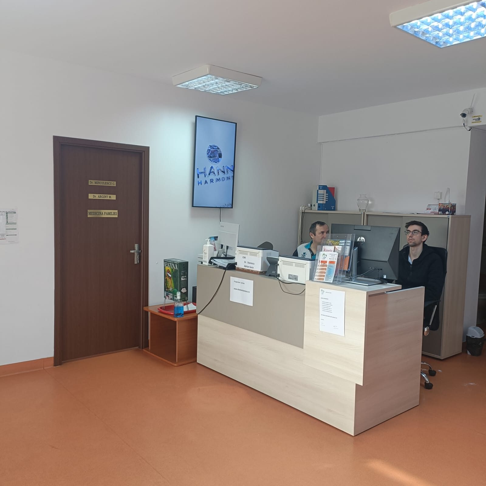 Reteaua-Digitala-Indoor-DOOH-Eridan-Microclinica-Aviatiei-Receptie-2-2