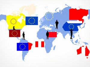 Hartă, steaguri europene, siluete umane diverse