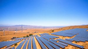 Turbine eoliene și panouri solare pe un fundal natural.